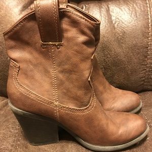 Heeled boots